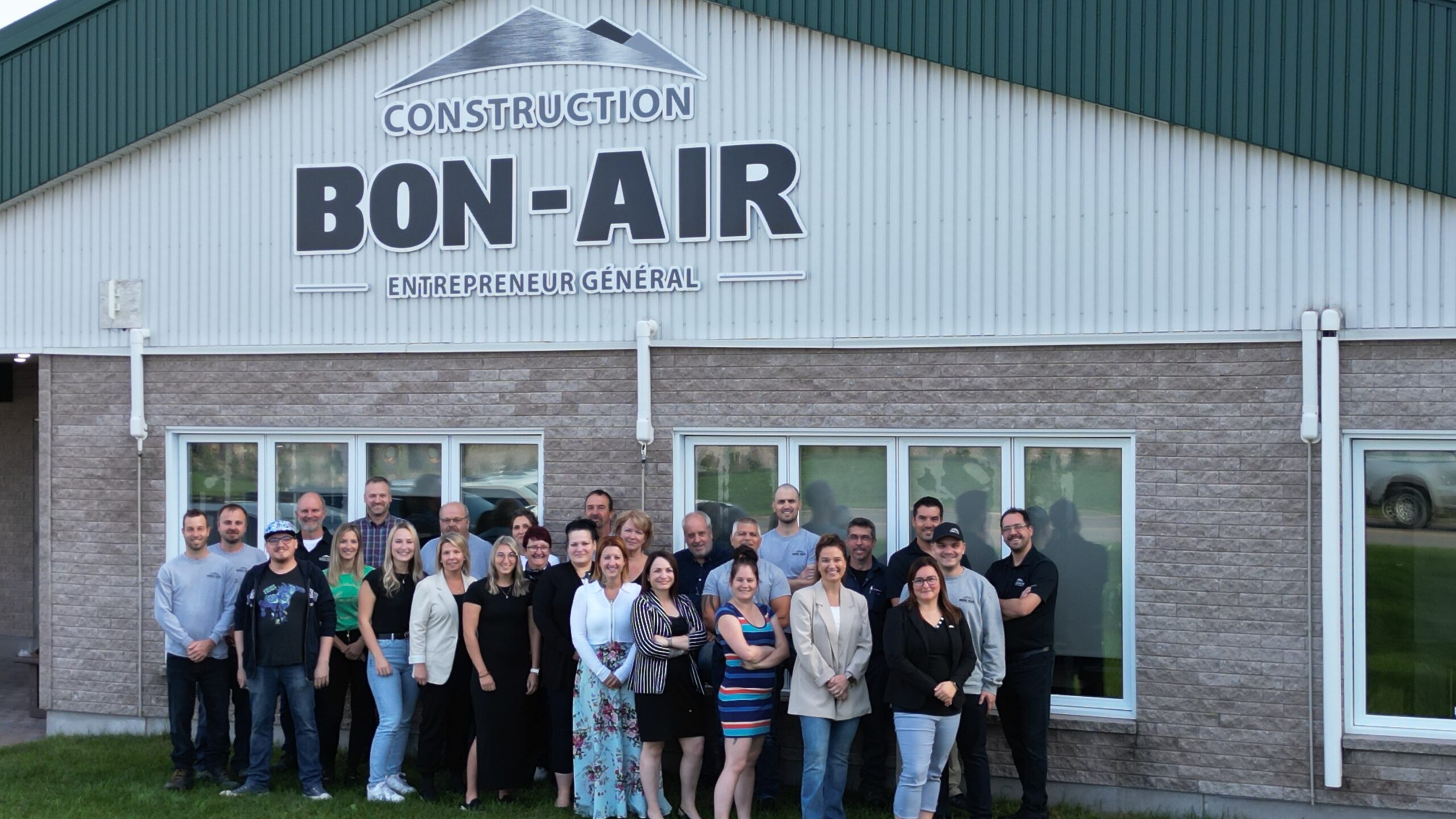 Équipe de Construction Bon-Air rassemblée devant le bureau