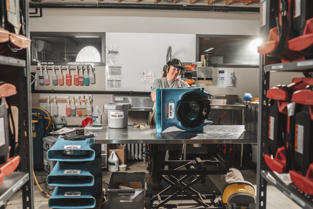 Technicienne entretenant un équipement de décontamination