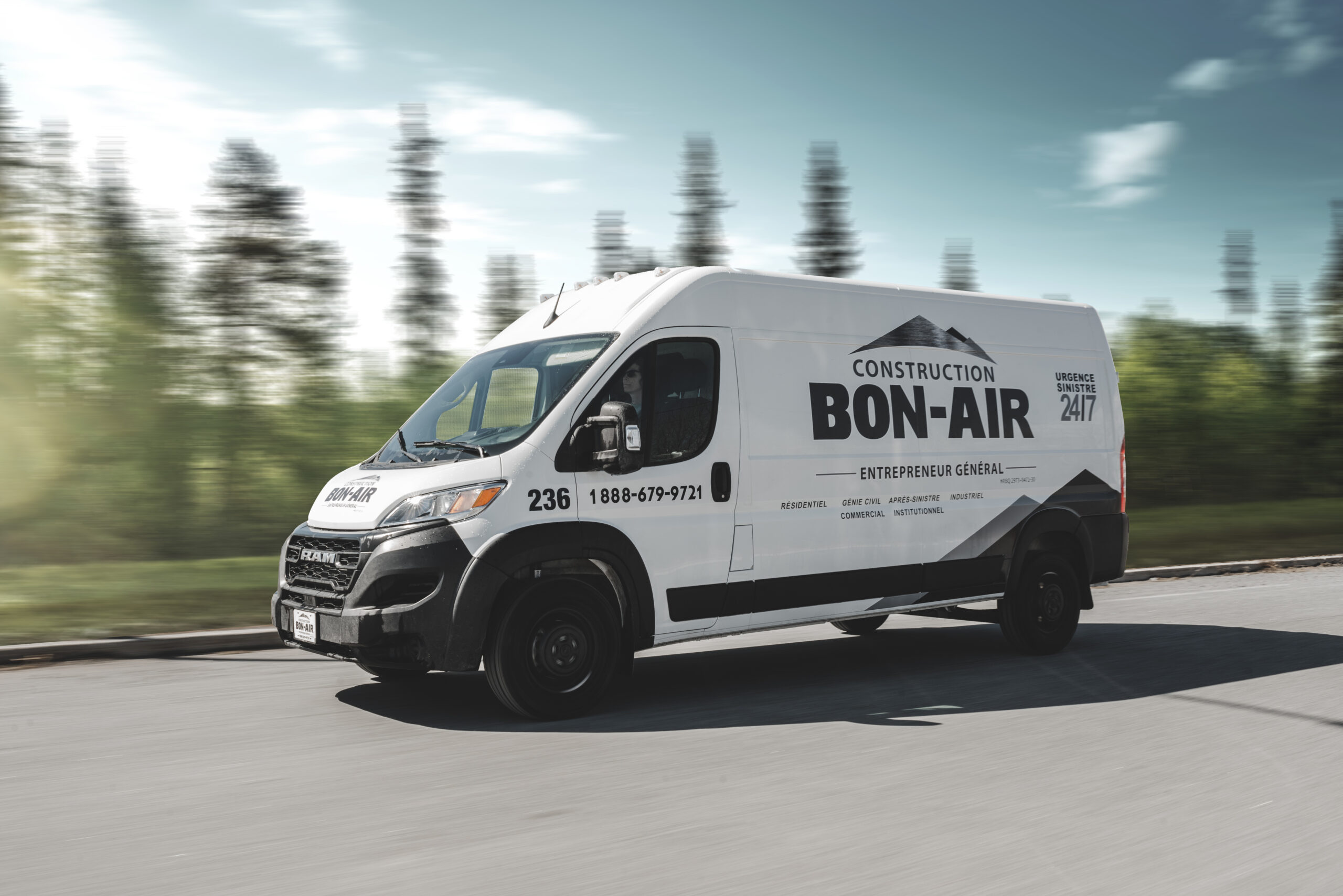 Camionnette Construction Bon-Air sur la route