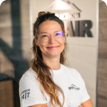 Employée souriante avec t-shirt blanc et lunettes