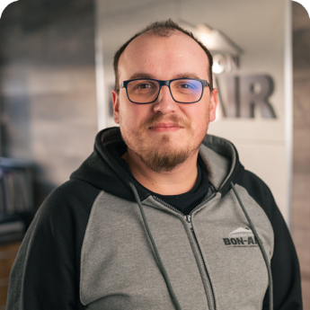 Homme en hoodie avec lunettes