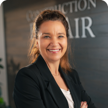 Membre souriante de l’équipe Construction Bon-Air posant avec professionnalisme