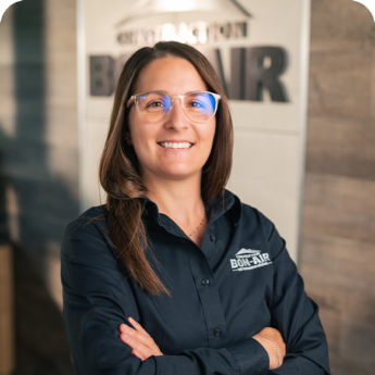 Femme souriante avec lunettes et chemise noire