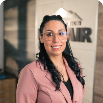 Femme souriante cheveux foncés