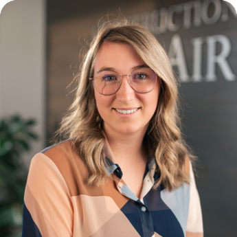 Femme souriante avec lunettes et chemise