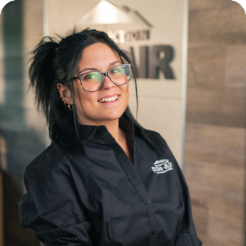 Employée de Construction Bon-Air souriante, portant l'uniforme officiel