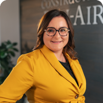 Membre de l’équipe Construction Bon-Air posant avec assurance