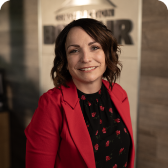 Portrait d’une employée en veste rouge