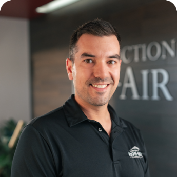 portrait-employé-polo-noir-bon-air