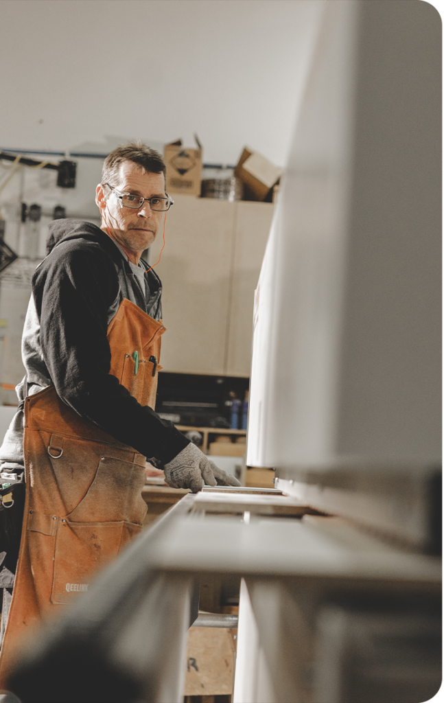 Travailleur en atelier de menuiserie
